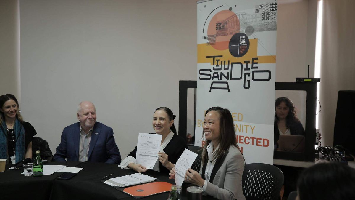 Vianka Santana, Directora del Centro Cultural Tijuana (Centro); Mai Thi Nguyen; Thomas Garvey (izquierda)